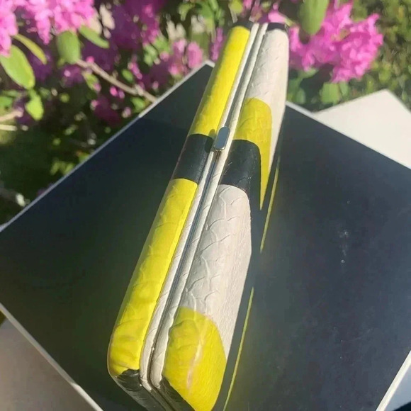 Black and Yellow Box Wallet - Picture 4 of 4
